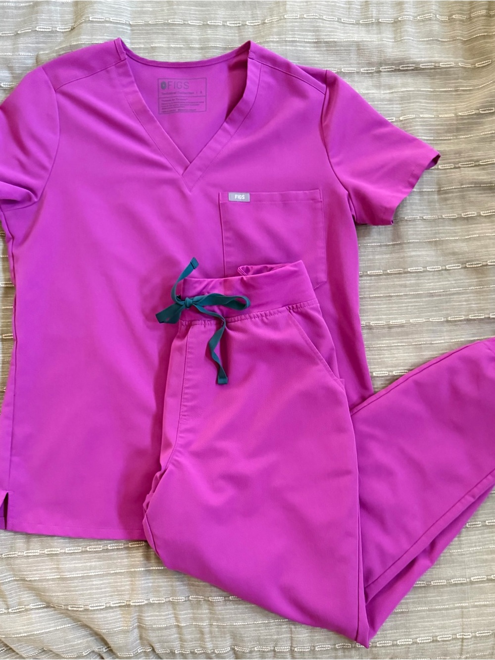 Figs bright fuchsia set